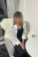���E